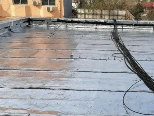 丹凤卫生间漏水维修公司分享下丹凤屋面楼顶防水刚性防水层施工要点。